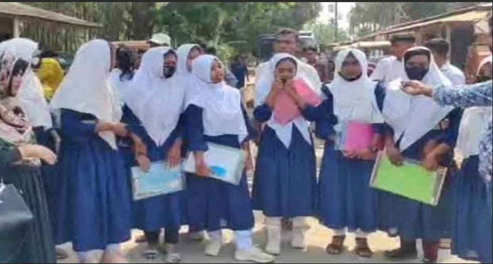 উখিয়ায় প্রবেশপত্র না পেয়ে এসএসসি পরীক্ষা দিতে পারেনি ১৩ শিক্ষার্থী